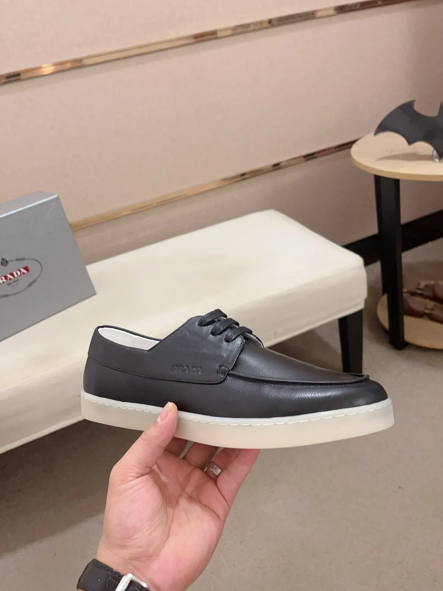 Men's shoes 💰 540💰 ✔️✔️✔️Higher version High-quality new PRADA (Prada) counters are launched at the same time. The new men's shoes and 😘 fabrics are made of high-tech glue-making technology. Lining: Full cowhide lining. 👍🏿 High-end ☄️ air-cushion molded anti-slip rubber outsole, exquisite lines, simple and elegant, comfortable and high-end for leisure travel. Code number: 38 to 44 (45 can be customized and cannot be returned or exchanged)